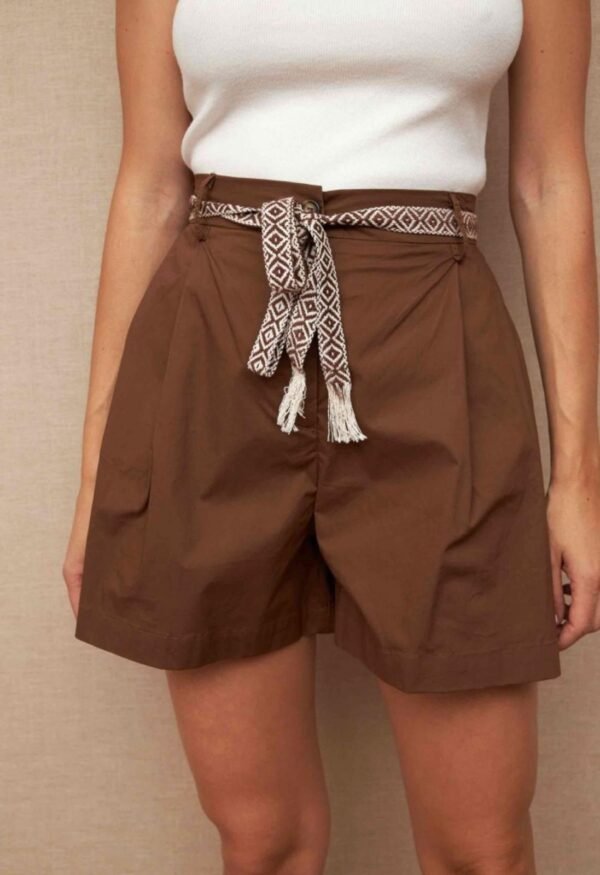 Pantalón corto con cinturón