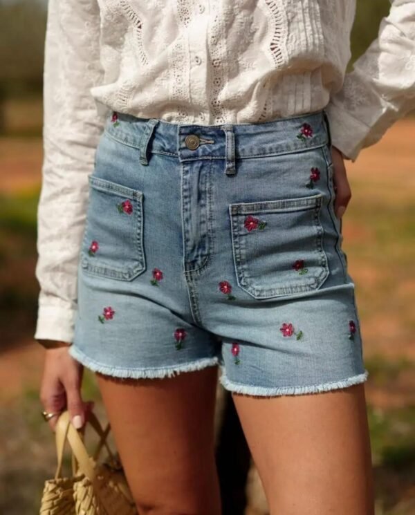 Short denim mom fit